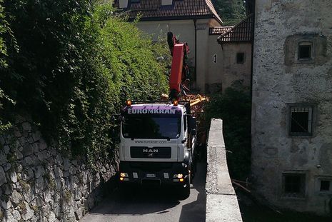 Südtirol und Transport von Baukränen